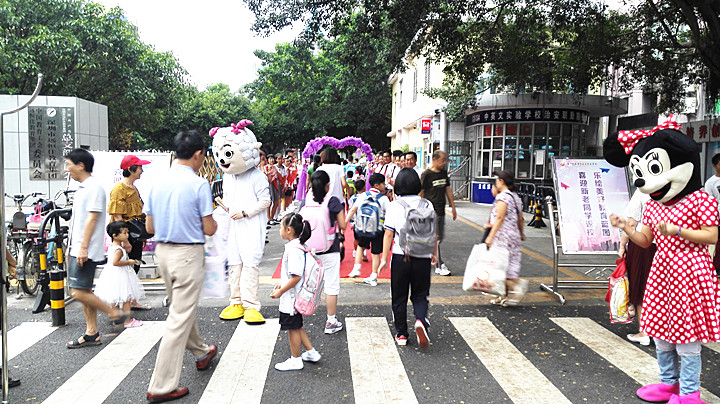 喜迎新老同學(xué)返校，樂繪美好教育藍(lán)圖,開學(xué)歡迎禮別具特色